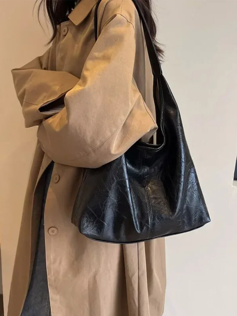 Comfortable women's shoulder bag with zipper