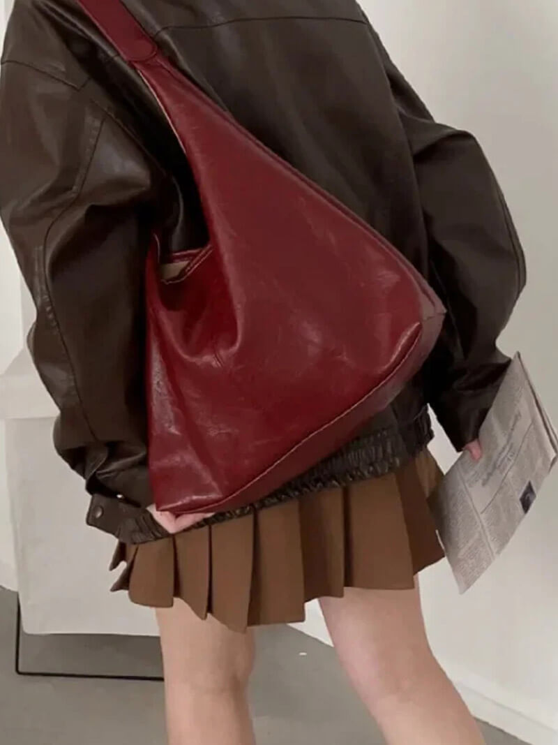 Comfortable women's shoulder bag with zipper