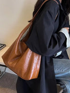 Comfortable women's shoulder bag with zipper