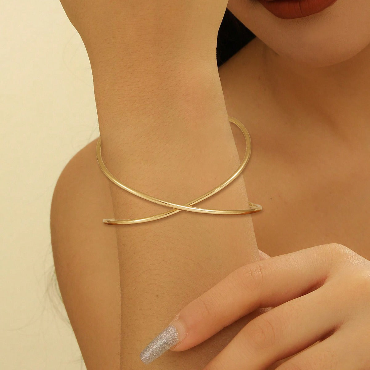 Ladies' bangle with elegant curved design Calm Wears-https://detail.1688.com/offer/825473621801.html-Calm Wears-Gold-Calm Wears