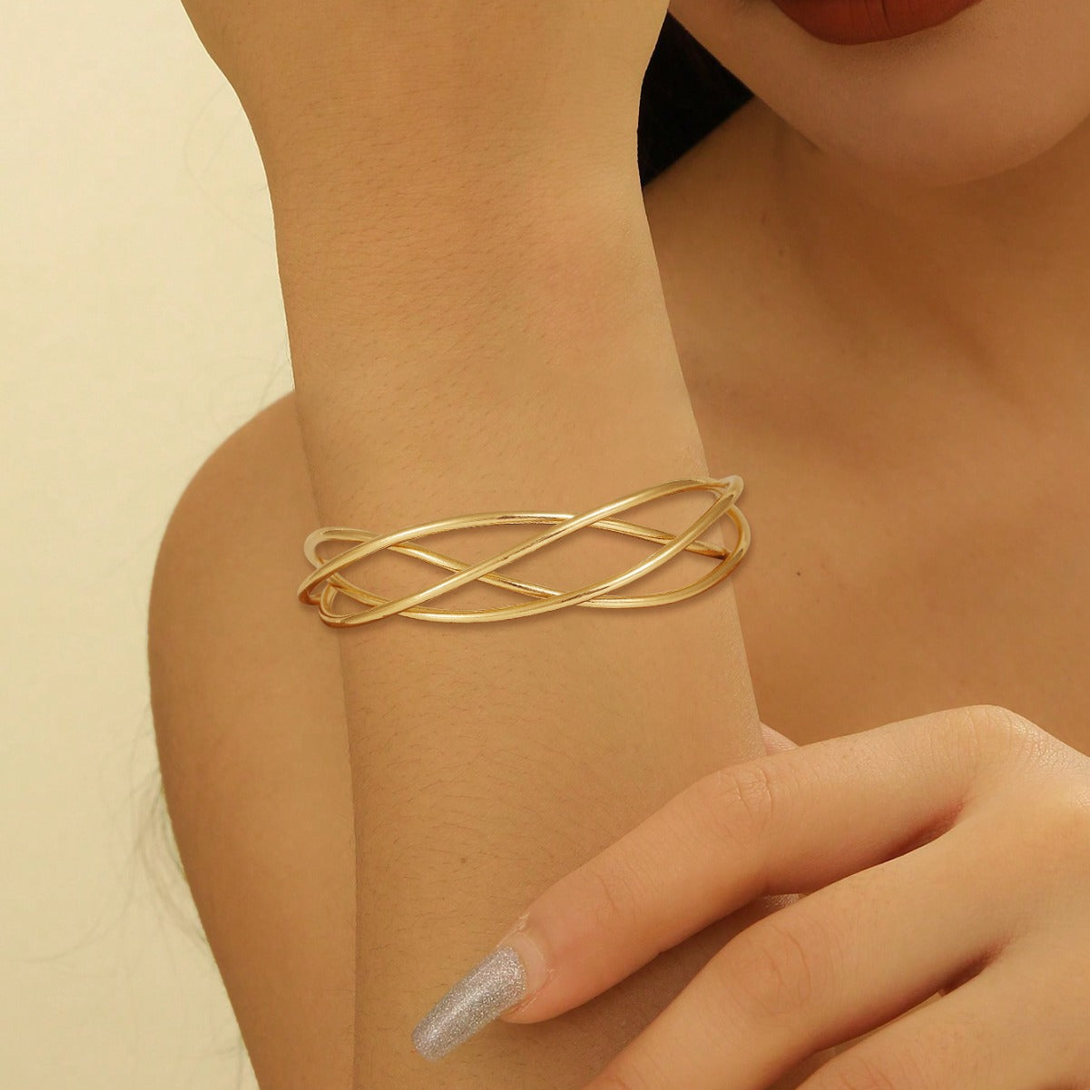 Ladies' bangle with elegant curved design Calm Wears-https://detail.1688.com/offer/825473621801.html-Calm Wears-Gold-Calm Wears