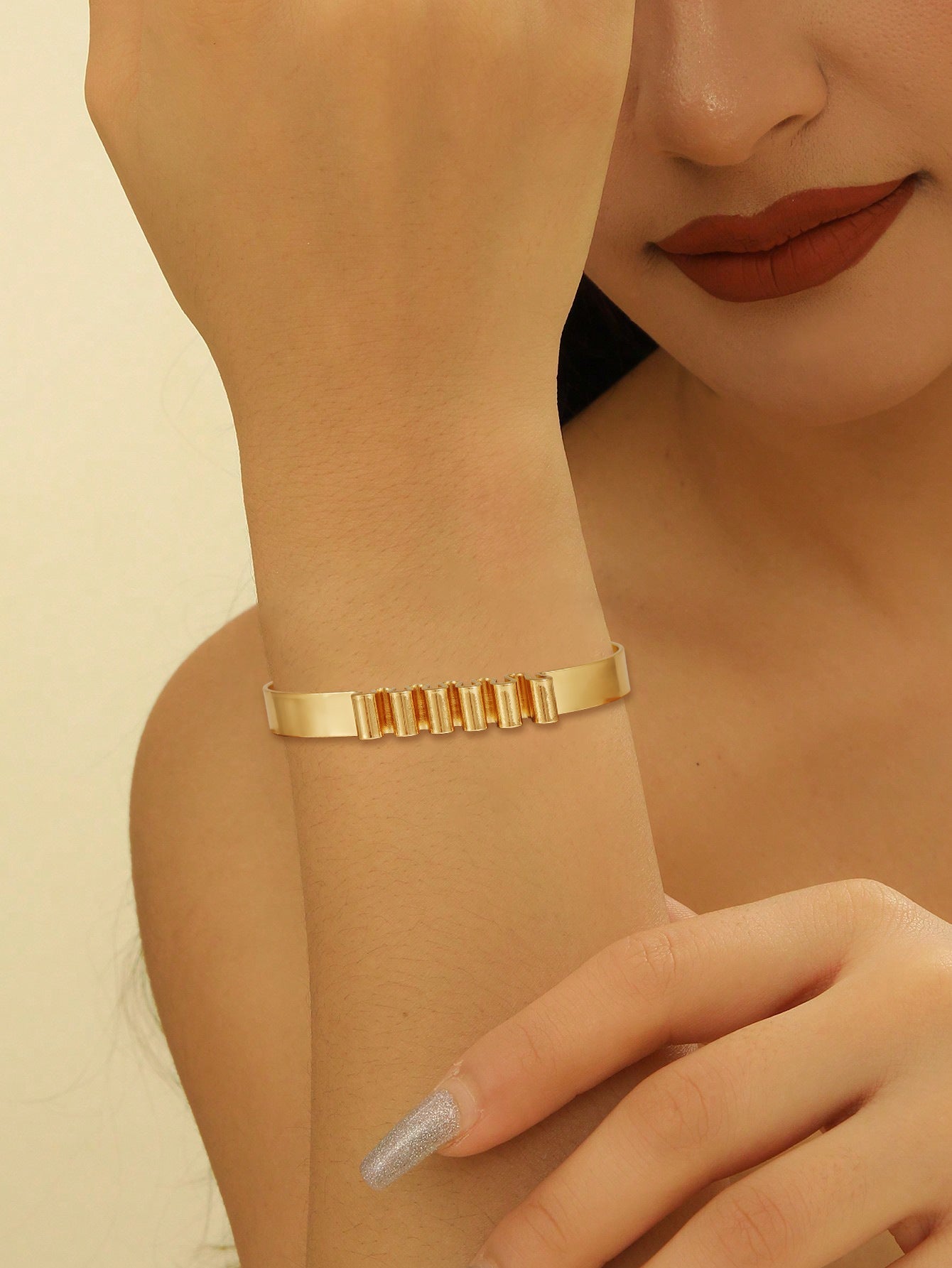 Ladies' bangle with elegant curved design Calm Wears-https://detail.1688.com/offer/825473621801.html-Calm Wears-Gold-Calm Wears