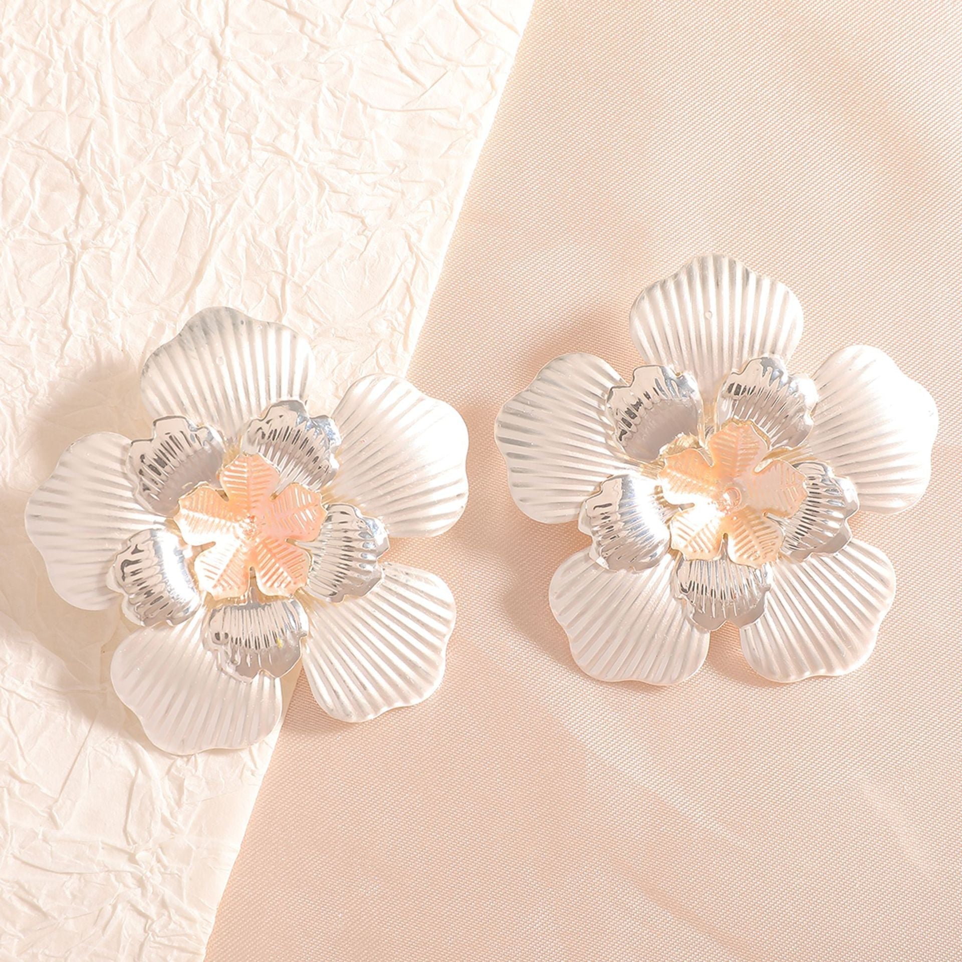 Ladies' flower earrings with intricate design and glossy accents Calm Wears-https://detail.1688.com/offer/959216930566.html-Calm Wears-Unknown-Calm Wears