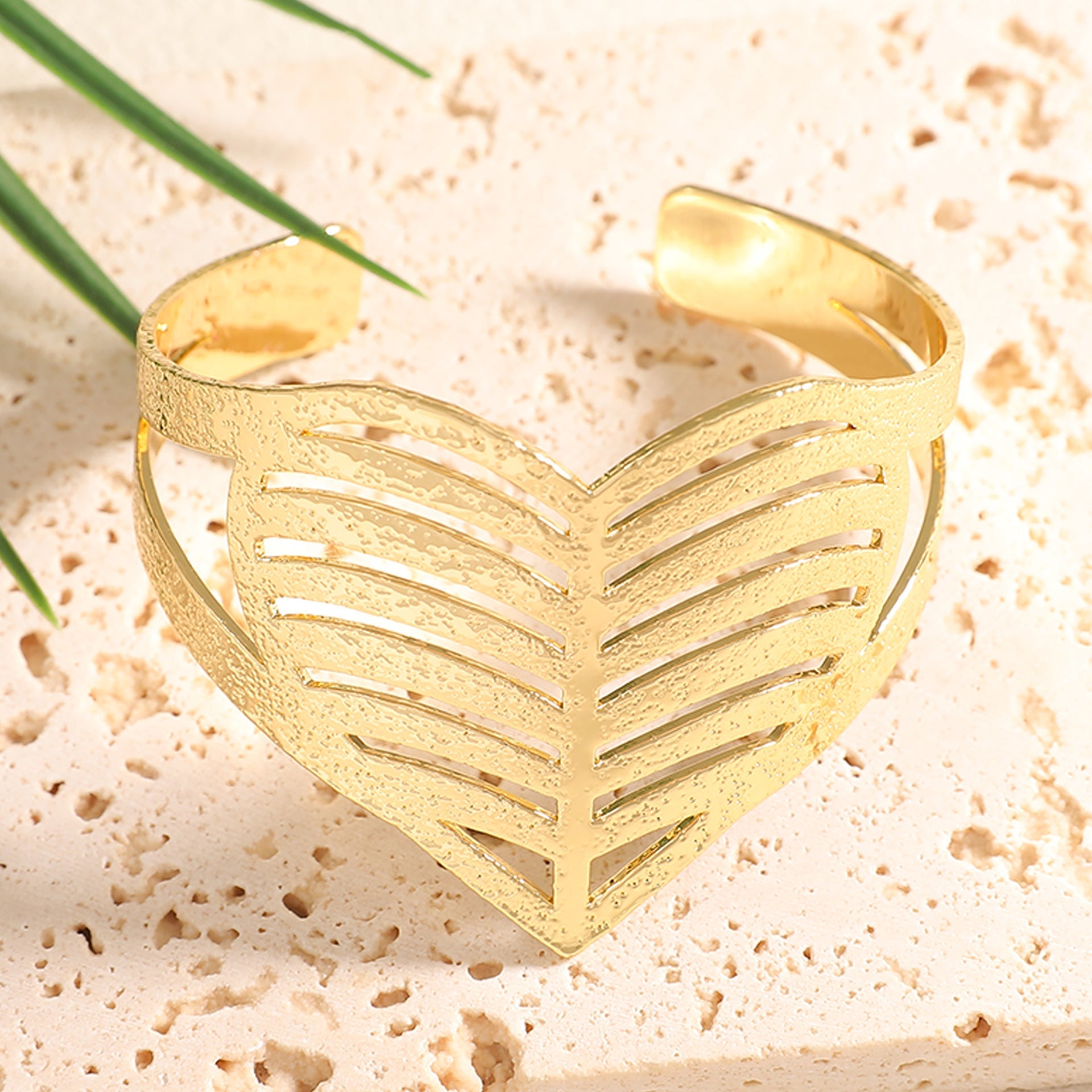 Ladies Open Bangle with Artistic Coral Pattern Calm Wears-https://detail.1688.com/offer/1050314144149.html-Calm Wears-No translation-Calm Wears