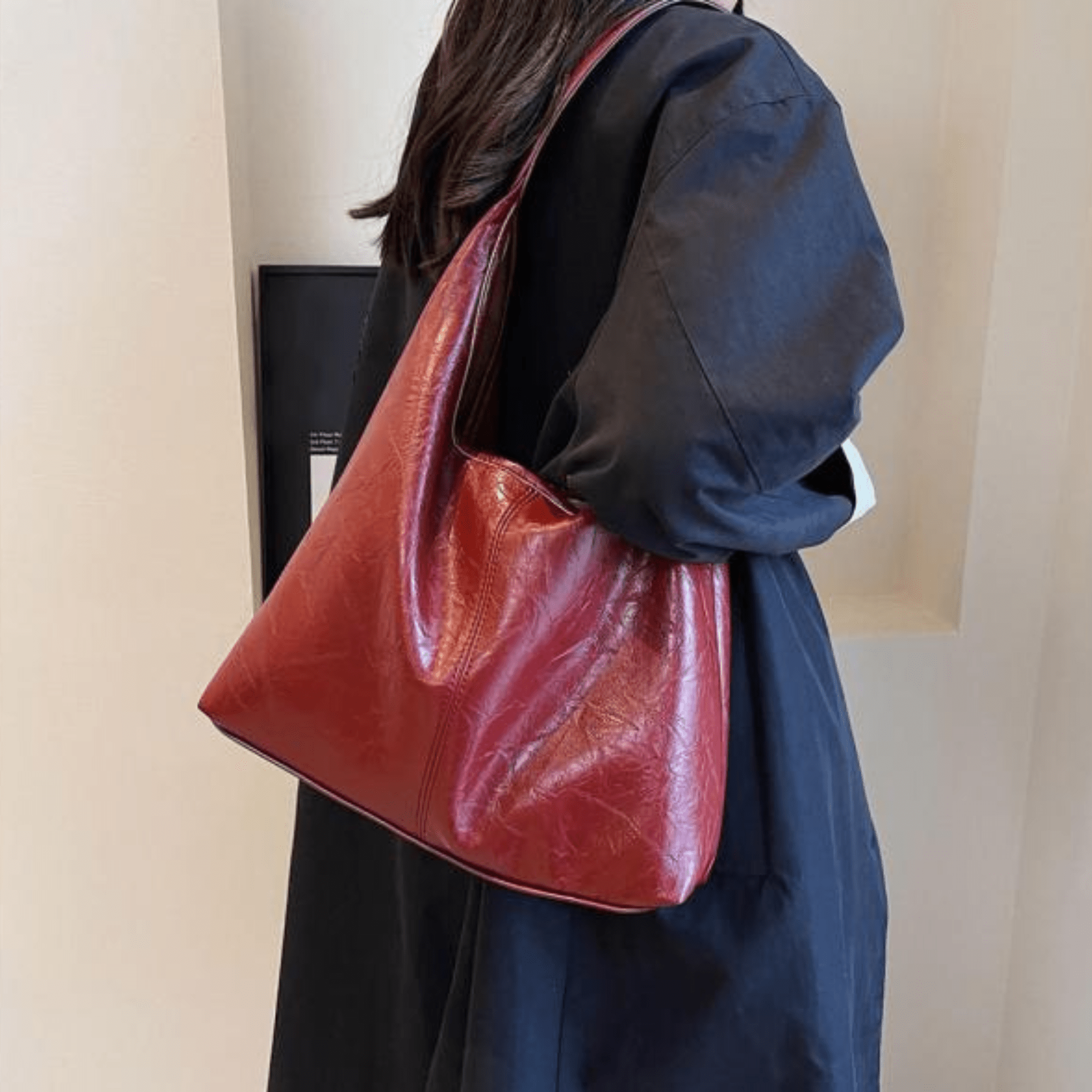 Elegant leather shoulder bag for women