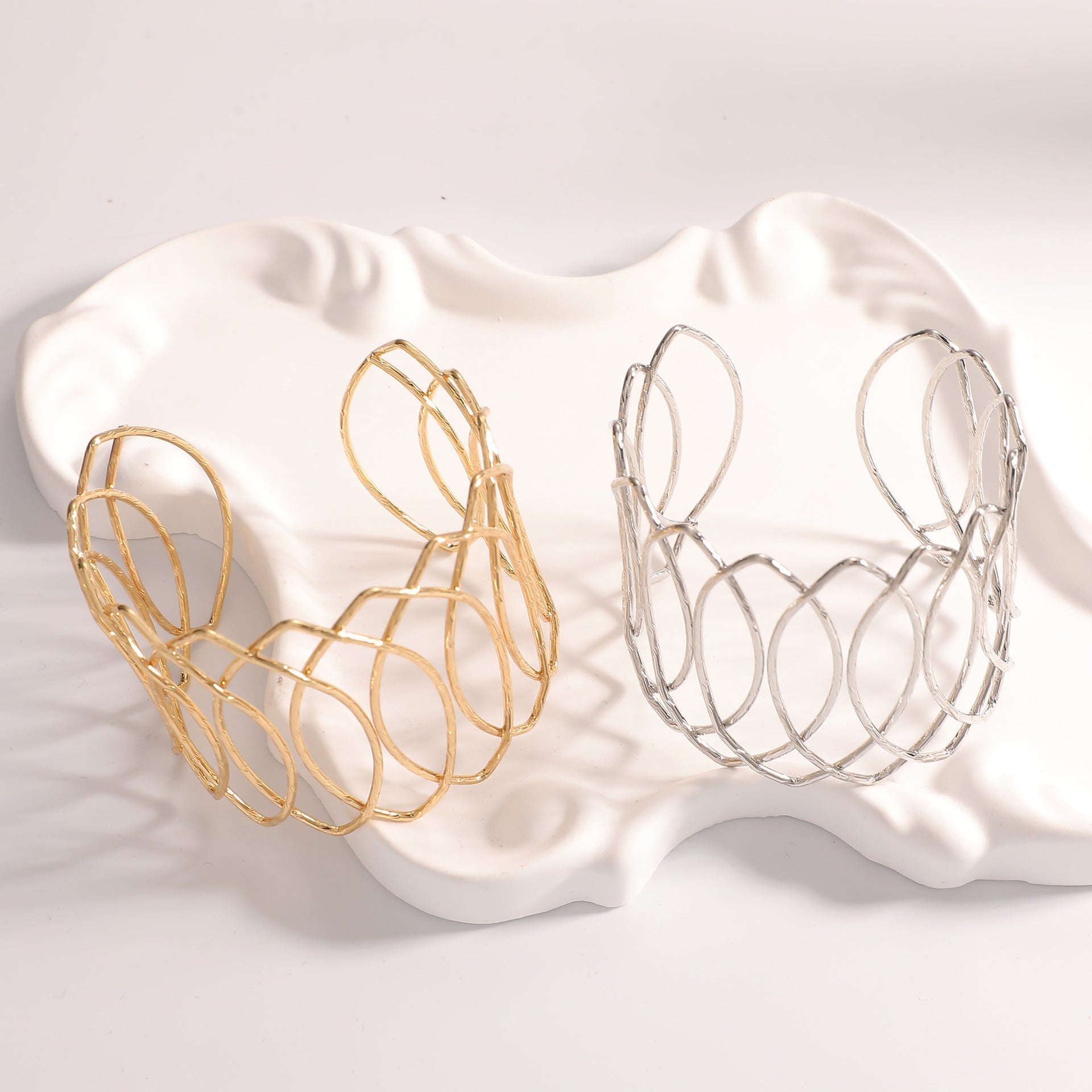 Women Open Bangle with Artfully Curved Design Calm Wears-https://detail.1688.com/offer/1055091677621.html-Calm Wears-Gold-Calm Wears