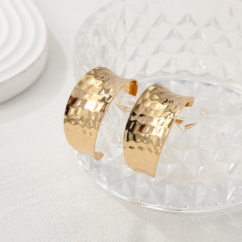 Women's bangles made of high-quality metal with an elegant wave pattern Calm Wears-https://detail.1688.com/offer/757013904635.html-Calm Wears-Calm Wears