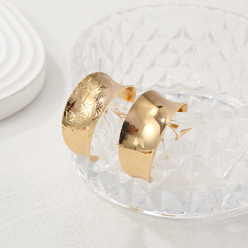 Women's bangles made of high-quality metal with an elegant wave pattern Calm Wears-https://detail.1688.com/offer/757013904635.html-Calm Wears-A-Variant-Calm Wears