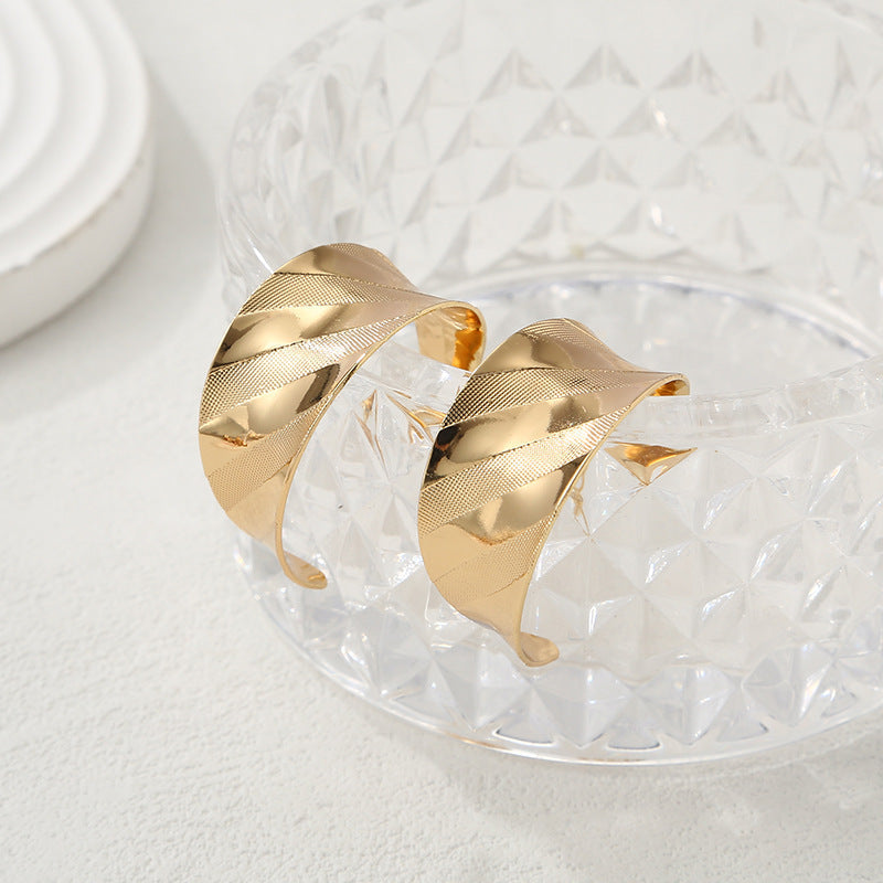 Women's bangles made of high-quality metal with an elegant wave pattern Calm Wears-https://detail.1688.com/offer/757013904635.html-Calm Wears-F-Calm Wears