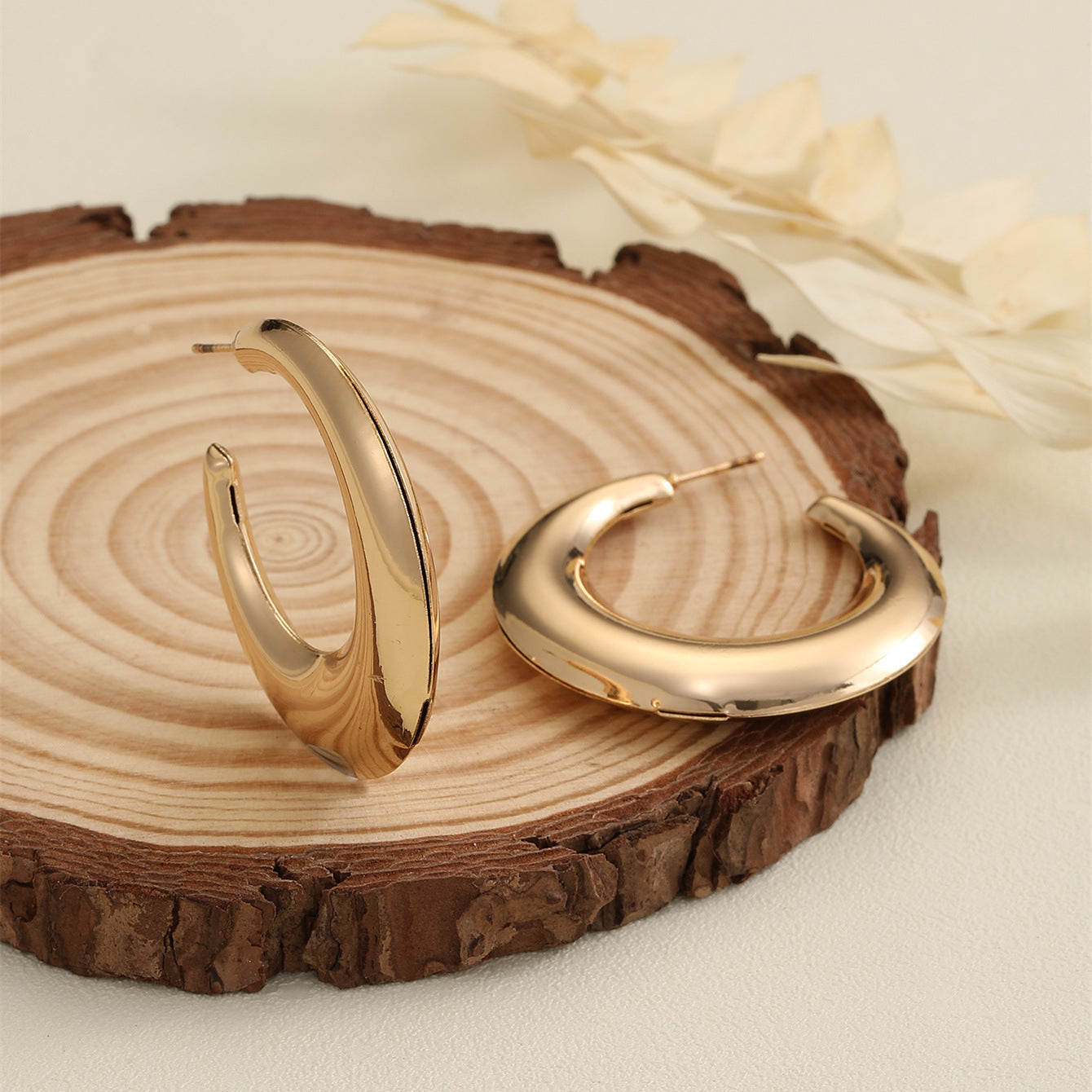 Women's Hanging Earrings in Modern Crescent Design Calm Wears-https://detail.1688.com/offer/740467650981.html-Calm Wears-Gold-Calm Wears